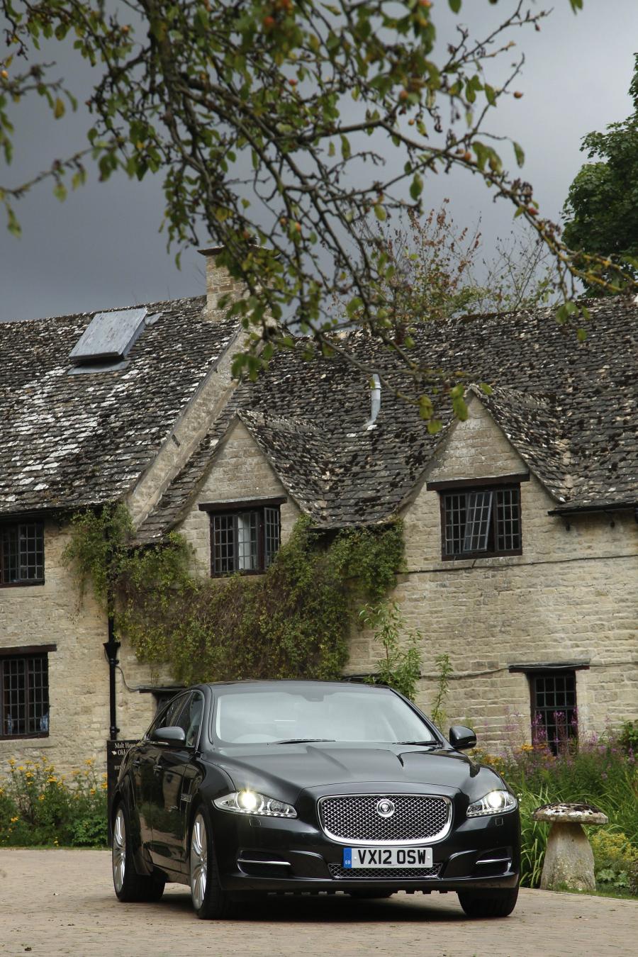  Jaguar XJ 2012 года  (UK) (фото 45 из 121)